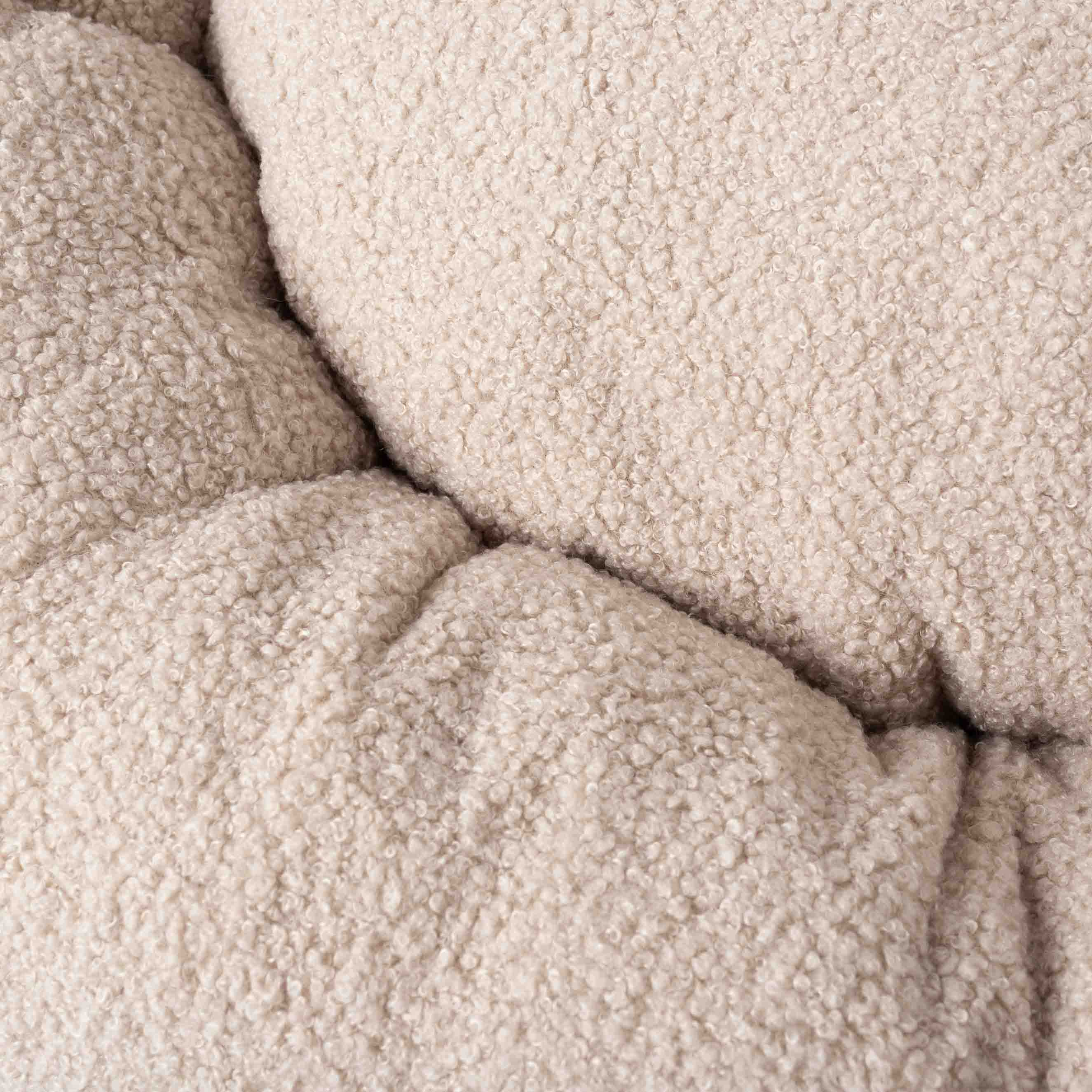 Detail měkké bouclé látky béžového pelíšku pro psy Obláček